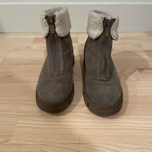 9 size women gray color boots